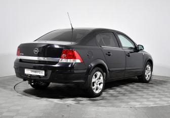 Подержанный автомобиль Opel Astra Sedan 2010 года (5 фото)