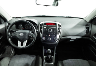 Подержанный автомобиль Kia Ceed Wagon 2010 года (13 фото)