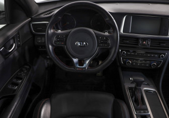Подержанный автомобиль Kia Optima Sedan 2017 года (10 фото)