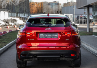Подержанный автомобиль Jaguar F-Pace 2016 года (6 фото)