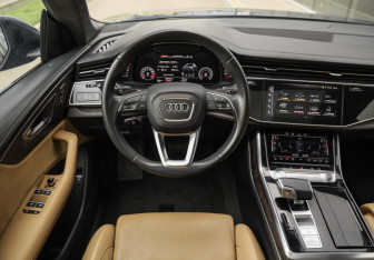 Подержанный автомобиль Audi Q8 2019 года (15 фото)