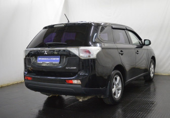 Подержанный автомобиль Mitsubishi Outlander 2014 года (5 фото)