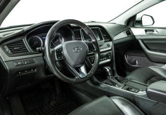 Подержанный автомобиль Hyundai Sonata 2017 года (11 фото)