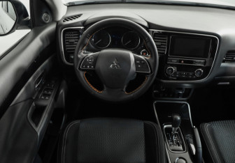 Подержанный автомобиль Mitsubishi Outlander 2019 года (10 фото)