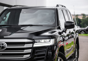 Подержанный автомобиль Toyota Land Cruiser Suv 2021 года (2 фото)