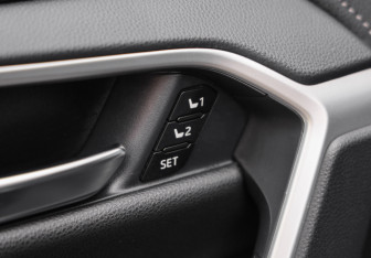 Подержанный автомобиль Toyota RAV4 2022 года (25 фото)