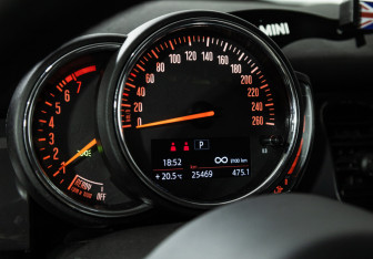 Подержанный автомобиль MINI Hatch 2021 года (12 фото)