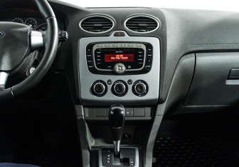 Подержанный автомобиль Ford Focus Hatchback 2007 года (14 фото)