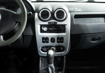 Подержанный автомобиль Renault Sandero 2011 года (14 фото)