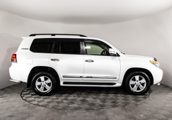 Подержанный автомобиль Toyota Land Cruiser Suv 2014 года (5 фото)