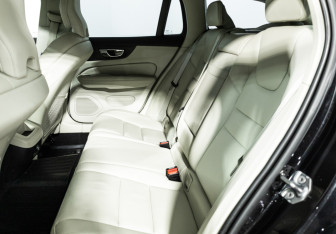 Подержанный автомобиль Volvo V60 2018 года (10 фото)