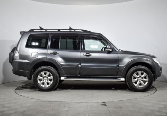 Подержанный автомобиль Mitsubishi Pajero 2014 года (4 фото)