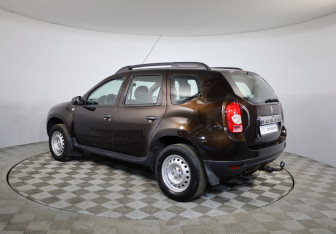 Подержанный автомобиль Renault Duster 2014 года (7 фото)