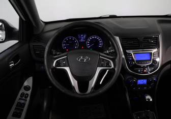 Подержанный автомобиль Hyundai Solaris Hatchback 2013 года (10 фото)
