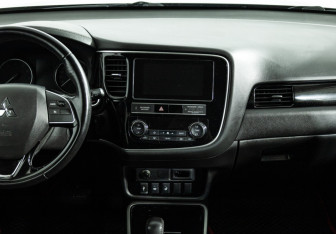Подержанный автомобиль Mitsubishi Outlander 2019 года (14 фото)