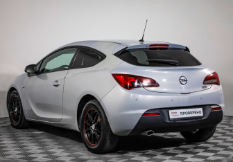 Подержанный автомобиль Opel Astra Hatchback 2012 года (7 фото)