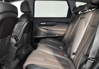 Подержанный автомобиль Hyundai Santa Fe 2019 года (12 фото)