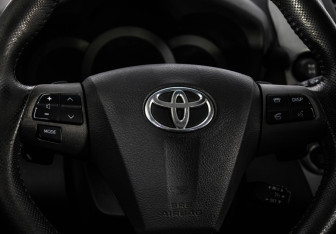 Подержанный автомобиль Toyota RAV4 2011 года (11 фото)