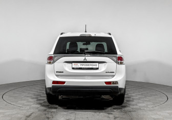 Подержанный автомобиль Mitsubishi Outlander 2013 года (6 фото)
