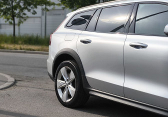 Подержанный автомобиль Volvo V60 Cross Country 2019 года (10 фото)