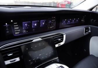 Подержанный автомобиль Hongqi E-HS9 2021 года (16 фото)