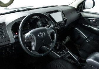 Подержанный автомобиль Toyota Hilux 2014 года (11 фото)