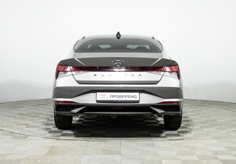 Подержанный автомобиль Hyundai Elantra Sedan 2021 года (6 фото)