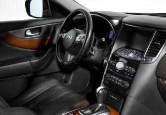 Подержанный автомобиль Infiniti QX70 2014 года (15 фото)