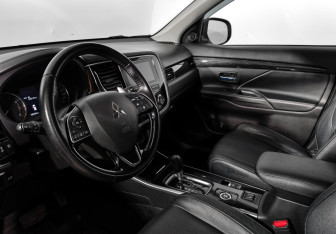 Подержанный автомобиль Mitsubishi Outlander 2017 года (9 фото)