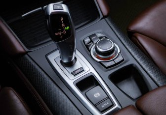 Подержанный автомобиль BMW X6 2013 года (23 фото)