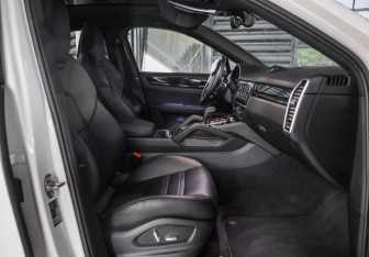Подержанный автомобиль Porsche Cayenne 2021 года (31 фото)