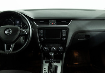Подержанный автомобиль Skoda Octavia Liftback 2016 года (14 фото)