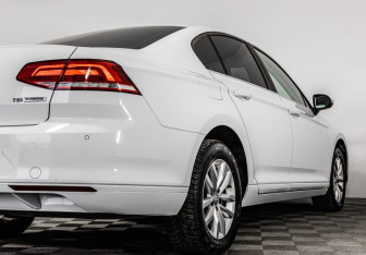 Подержанный автомобиль Volkswagen Passat Sedan 2016 года (8 фото)