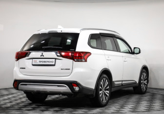 Подержанный автомобиль Mitsubishi Outlander 2019 года (5 фото)