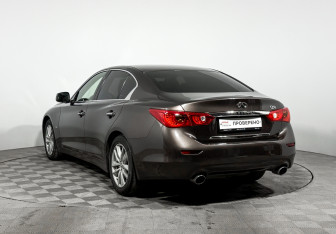 Подержанный автомобиль Infiniti Q50 2015 года (7 фото)