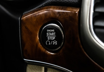 Подержанный автомобиль Jeep Grand Cherokee 2011 года (17 фото)