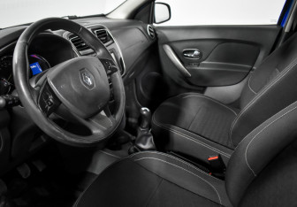 Подержанный автомобиль Renault Sandero 2015 года (9 фото)