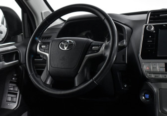 Подержанный автомобиль Toyota Land Cruiser Prado 2019 года (16 фото)