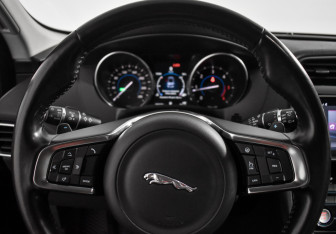 Подержанный автомобиль Jaguar F-Pace 2017 года (19 фото)