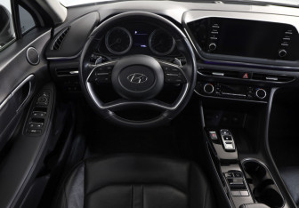 Подержанный автомобиль Hyundai Sonata 2023 года (10 фото)