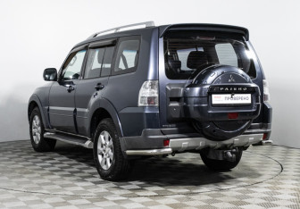 Подержанный автомобиль Mitsubishi Pajero 2008 года (7 фото)