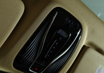 Подержанный автомобиль Voyah Dream 2023 года (21 фото)