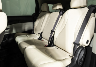 Подержанный автомобиль Kia Carnival 2021 года (10 фото)