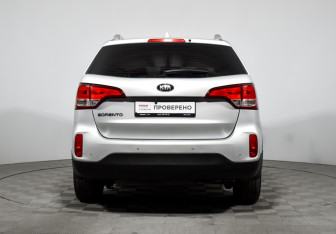 Подержанный автомобиль Kia Sorento 2018 года (6 фото)