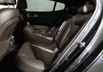 Подержанный автомобиль Kia Stinger 2018 года (10 фото)