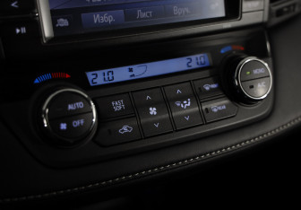 Подержанный автомобиль Toyota RAV4 2017 года (14 фото)