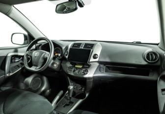 Подержанный автомобиль Toyota RAV4 2011 года (9 фото)