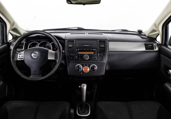 Подержанный автомобиль Nissan Tiida Hatchback 2010 года (10 фото)