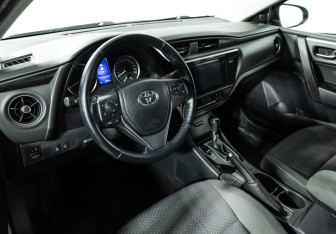 Подержанный автомобиль Toyota Corolla Sedan 2018 года (11 фото)