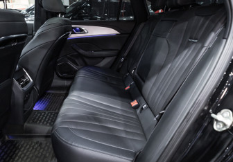 Подержанный автомобиль Hongqi H5 2025 года (13 фото)